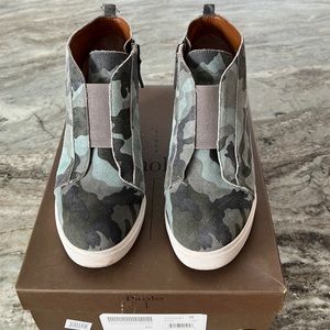 Paolo Felicia Wedge Sneaker. Camo print, size 8
